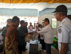 Kunker di Dua Kecamatan, Bupati Konsel Salurkan Bantuan kepada Masyarakat