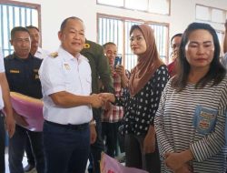 Pemda Konawe Serahkan Bantuan Beras kepada 137 KK di Desa Punggaluku Abuki