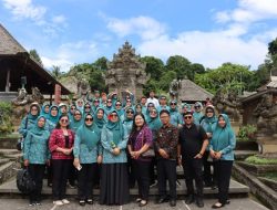 TP- PKK Kabupaten Kolaka Studi Tiru ke Desa Wisata Penglipuran di Bali
