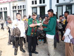 Bupati Konut Serahkan Bantuan Sapi, Ayam, dan Pakan Ikan