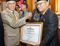 Wakili Pj Gubernur, Sekda Sultra Serahkan Piagam Penghargaan Kabupaten/Kota Peduli HAM 2022
