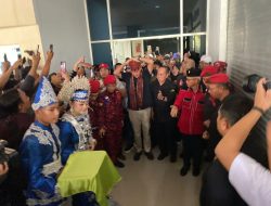 Tiba di Bandara Haluoleo Kendari, Ganjar Diteriaki Presiden oleh Ratusan Masyarakat