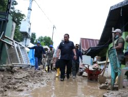 Pj Gubernur Sultra Kunjungi Warga Terdampak Banjir di Lorong Lasolo dan Kampung Salo