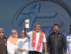 Wakili Masyarakat, Ketua DPRD Kota Kendari Terima Piala Adipura dari Pj Wali Kota