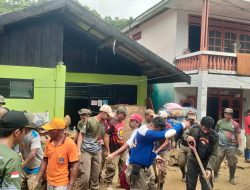 Puluhan Personil Satpol PP Kota Kendari Diturunkan Bantu Bersihkan Lumpur Pasca Banjir di Kampung Salo