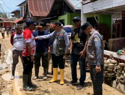 Pemprov Sultra Gotong Royong Bersihkan Sampah dan Lumpur Pasca Banjir di Kampung Salo