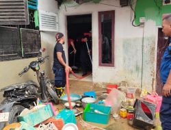 Dinas Damkar Kota Kendari Bantu Warga Bersihkan Rumah dan Masjid Pasca Banjir