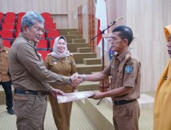 Pj Wali Kota Kendari Serahkan SK Perpanjangan Jabatan Plt Tiga Kepala OPD