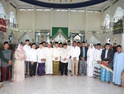 Sholat Ied 1445 H di Masjid Raya Al-Kautsar, Pj. Gubernur Sultra: Mohon Maaf Apabila Belum Penuhi Seluruh Harapan Masyarakat