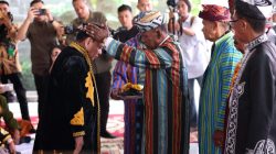 Pj Gubernur Sultra Peroleh Gelar Adat “Kolakino Liwu Pancana” atas Keadilan Restoratif di Buton Tengah