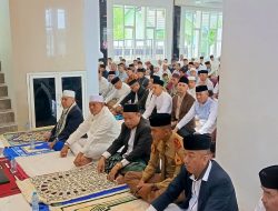 Pj Wali Kota Kendari Laksanakan Sholat Idul Fitri 1445 H di Mesjid Akbar