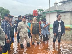Tinjau Lokasi Banjir di Pondidaha, Pj Bupati Konawe Tawarkan Solusi Buat Kolam Retensi