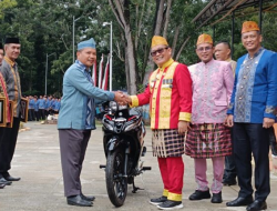 Moment Hardiknas, Bupati Konawe Serahkan Motor Kepada Pengawas dan Guru-guru Daerah Terpencil