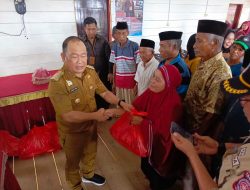 Pj Bupati Konawe Beri Bantuan Warga Terdampak Abrasi di Muara Sungai Sampara