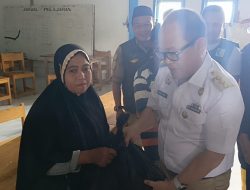 Peduli Kepada Warga Terdampak Banjir, Pj Bupati Konawe Harmin Ramba Kunjungi dan Salurkan Bantuan di Desa Langgonawe