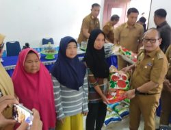 Pj Bupati Konawe Harmin Ramba Salurkan Bantuan Beras 2,5 Ton Warga Kurang Mampu di Besulutu