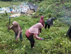 Warga Kelurahan Tobimeita Lakukan Kerja Bakti Bersihkan Tempat Pemakaman Umum