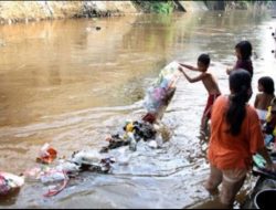 Camat Poasia Kendari Imbau Warga Untuk Tidak Buang Sampah di Saluran Kali dan Drainase