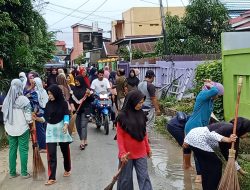 Semangat Kerja Bakti Warga Kelurahan Mokoau Kendari Menyongsong HUT ke-79 RI