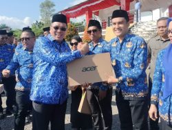 Bupati Konawe Utara Serahkan Laptop Kepada Guru ASN dan P3K 