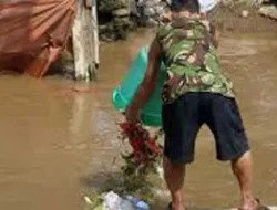 Cegah Terjadinya Banjir, Camat Kadia Kendari Imbau Warga Tidak Buang Sampah di Sungai dan Drainase