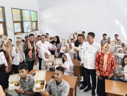 Komisi II DPR RI dan Pj Gubernur Sultra Uji Coba Program Makan Siang Bergizi Gratis di SMAN 4 Kendari