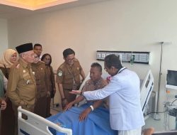 Sekda Sultra Kunjungi Pasien Operasi Jantung di RS Oputa Yi Koo