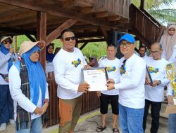 Mempererat Kebersamaan, Dinas Pertanian Kota Kendari Gelar Family Gathering di Pantai Toronipa