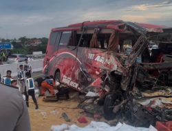 Polisi Selidiki Penyebab Kecelakaan Bus dan Truk di Tol Pandaan-Malang