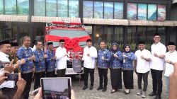 Kalla Toyota Serahkan 1 Unit Mobil Pemadam Kebakaran dan 35 Unit Tempat Sampah ke Pemkot Kendari