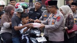 Peduli Sesama di Bulan Ramadan, Polda Sultra dan Insan Pers Bagikan Ribuan Takjil kepada Pengendara