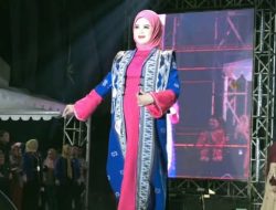Gunakan Busana Tenun Khas Tolaki, Ketua Dekranasda Kota Kendari Tampil Memukau di Fashion Show